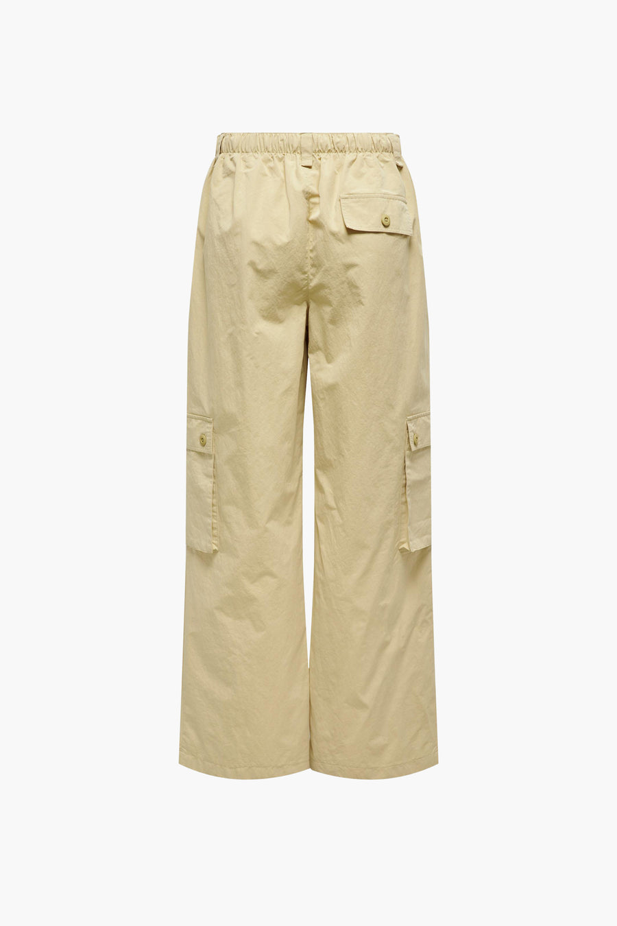 Beige cargobroek van ONLY, met elastische tailleband en cargo zakken op de benen.