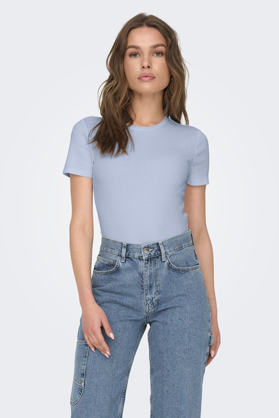 T-shirt bleu à manches courtes de ONLY, avec une texture rayée et porté avec un jean bleu.