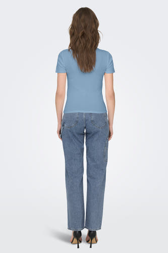 Blauw T-shirt met korte mouwen van ONLY, met een geribbelde textuur en gedragen met een blauwe jeans.