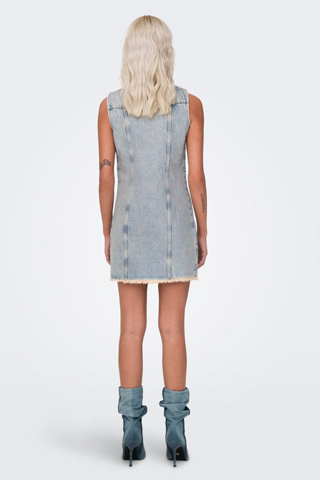 Mouwloze denim jurk in lichtblauw van ONLY, met gerafelde zoom en gecombineerd met denim laarsjes.