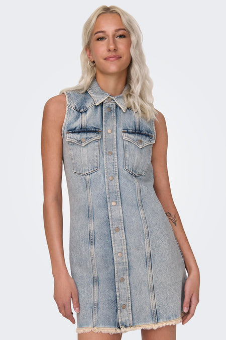 Short, sleeveless denim skirt in light blue from ONLY, with a button-up and breast pockets.