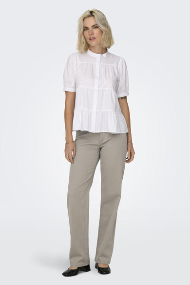 Beige colorbroek van ONLY, met rechte pijpen en gedragen met een witte blouse.
