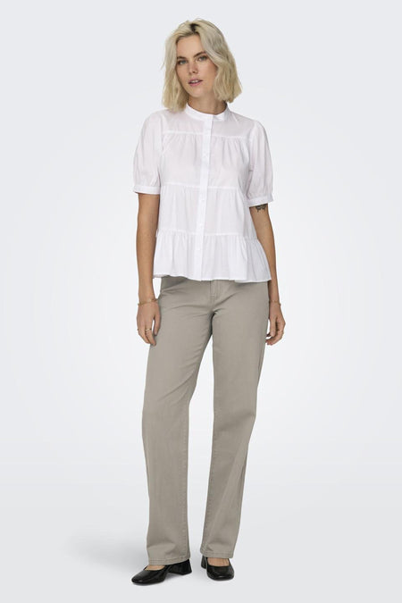 Beige colorbroek van ONLY, met rechte pijpen en gedragen met een witte blouse.

