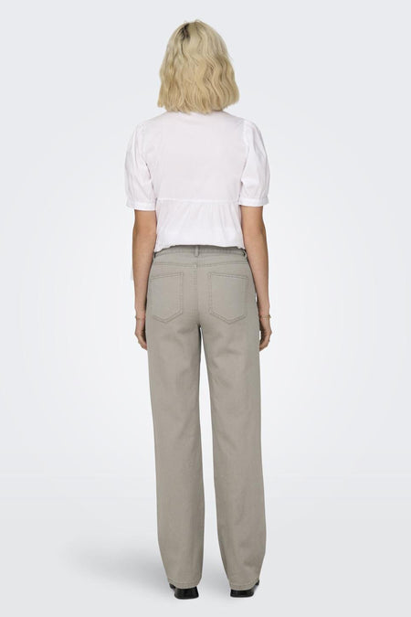 Beige colorbroek van ONLY, met rechte pijpen en zakken op de achterkant.