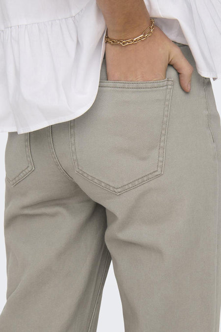 Pantalon beige de ONLY, avec poche et bracelet doré au poignet, dos.