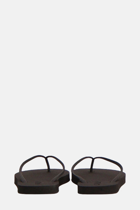 Chaussons noirs d'ONLY avec des lacets simples.
