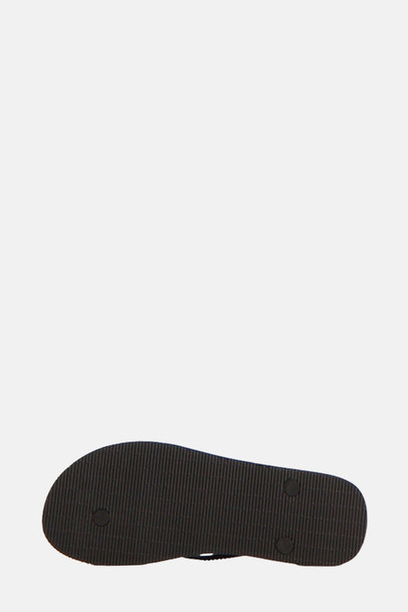 Chaussons noirs de ONLY®, avec une texture rayée sur la semelle et des détails ronds.