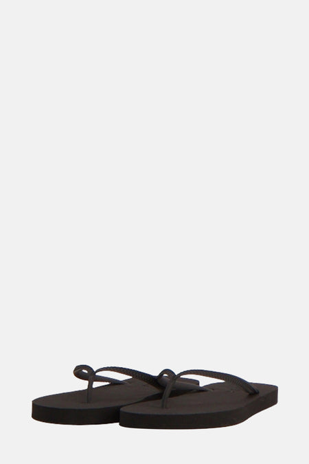 Chaussons noirs d'ONLY avec des lacets simples.