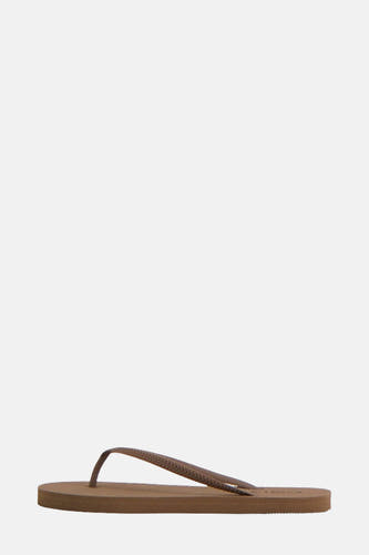 Mules beige de ONLY, avec une subtile bande tressée sur le pied, en vue latérale.