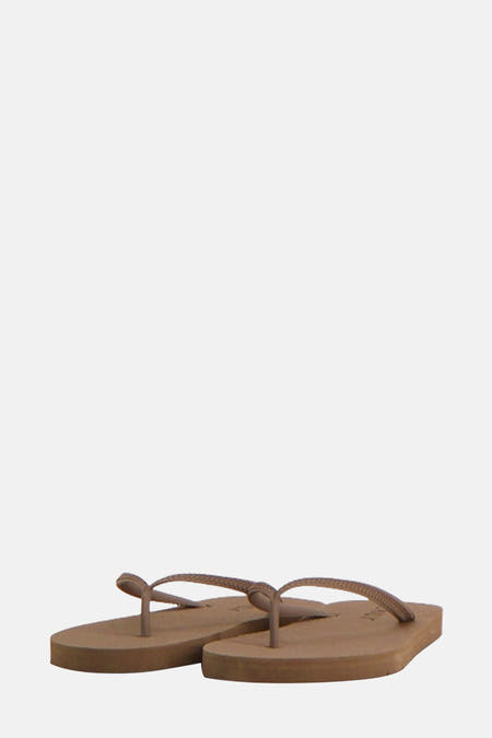 Chaussons beige de ONLY®, simples chaussons à brides avec des lanières tressées.