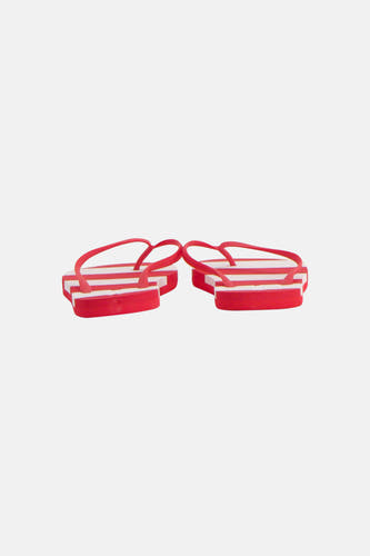 Rode slippers van ONLY® met witte strepen op de zolen, naast elkaar liggend.