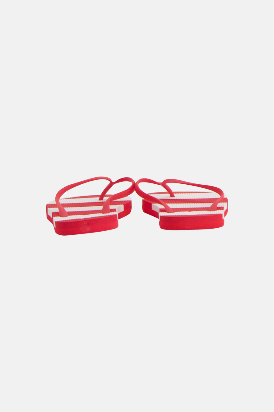Rode slippers van ONLY® met witte strepen op de zolen, naast elkaar liggend.