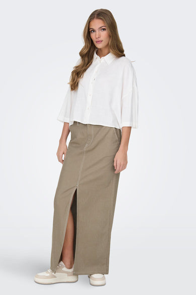 Beige lange rok van JDY, met verticale strepen en een hoge split.