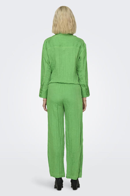 Pantalon vert de ONLY® avec des longues jambes et une subtile texture, associé à un chemisier vert coordonné.