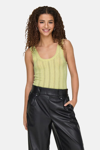 T-shirt sans manches JDY, avec une texture fine et porté avec des pantalons en cuir noir.