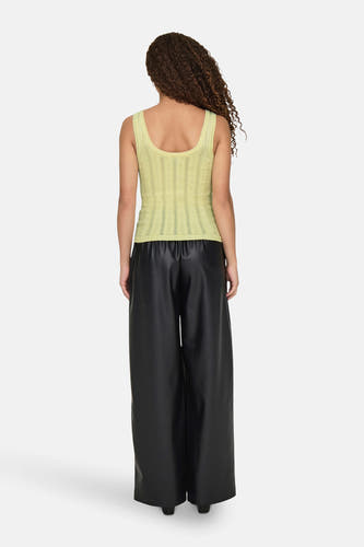 Tête de couleur jaune de JDY avec une texture à fines rayures, portée avec un pantalon noir long.