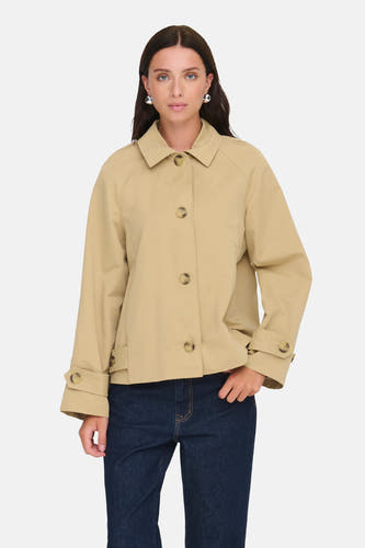 Beige korte jas van JDY, met lange mouwen, knoopsluiting en gedragen met donkere jeans.
