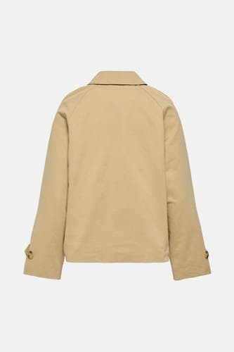 Manteau court beige de JDY, avec des manches longues et un détail de bouton à l'extrémité des manches.