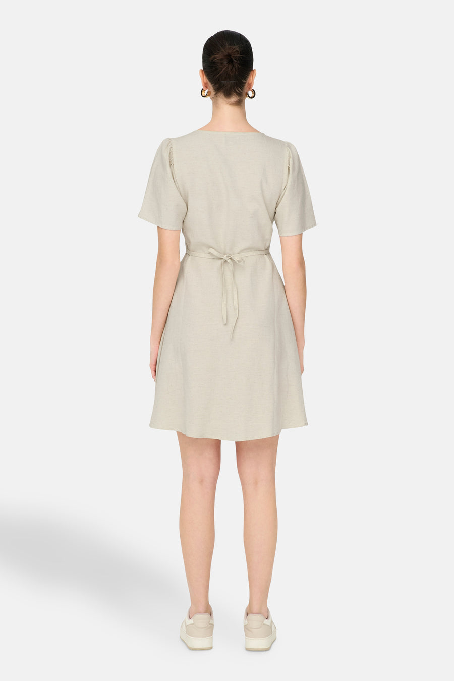 Robe écru à manches courtes de ONLY, avec ceinture rayée et chaussures légèrement teintes.