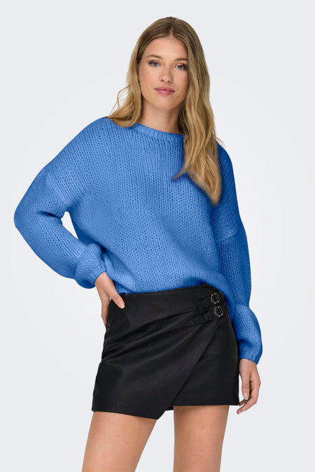 T-shirt bleu avec col rond de ONLY, en grosse texture, associé à une jupe plissée noire.