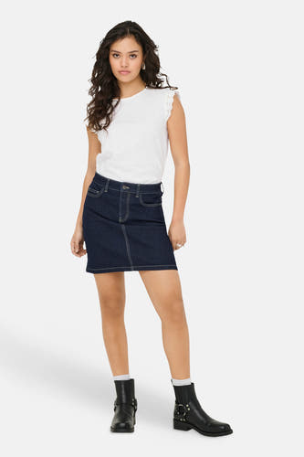 T-shirt blanc de JDY, avec détails de manches festonnés en dentelle, porté avec une jupe en jean foncé et des bottes noires.