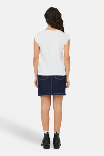 T-shirt blanc JDY avec manches en dentelle et texture fine, vue arrière.
