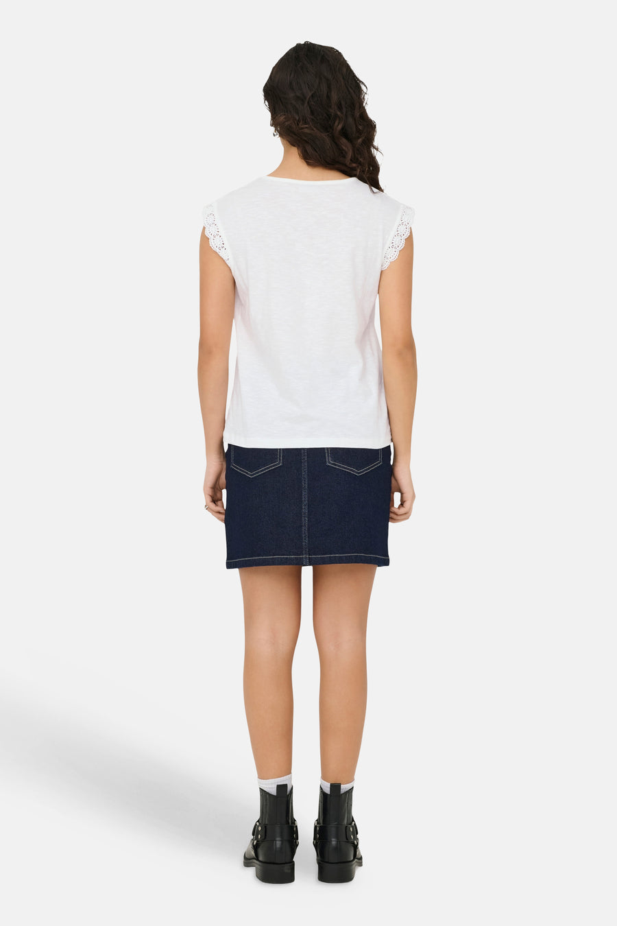 T-shirt blanc JDY avec manches en dentelle et texture fine, vue arrière.