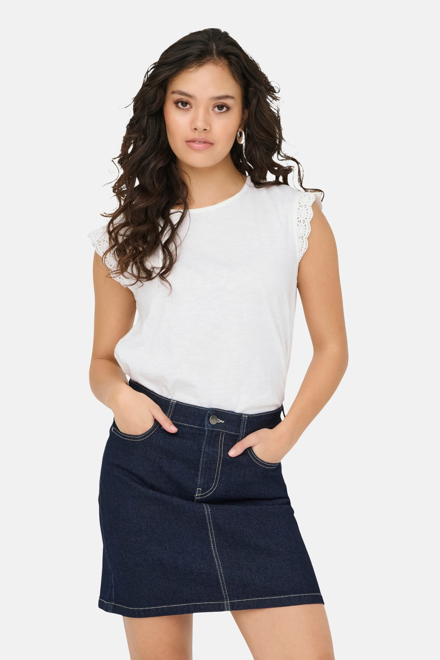T-shirt blanc à manches courtes avec détails en dentelle de JDY, porté avec une jupe en jean bleu foncé.