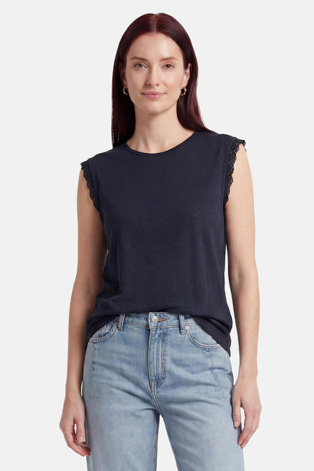Blauw T-shirt met korte mouwen van JDY, afgezet met zwarte kant aan de mouwen, gedragen in een lichte spijkerbroek.