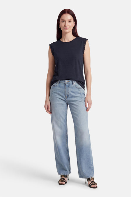 Donkerblauw T-shirt met kanten korte mouwen van JDY, gedragen met lichtblauwe jeans en zwarte sandalen.