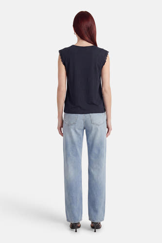 Blauw T-shirt met korte mouwen van JDY, met kanten details aan de mouwen, van achteren gezien, gecombineerd met lichtblauwe jeans en zwarte hakken.