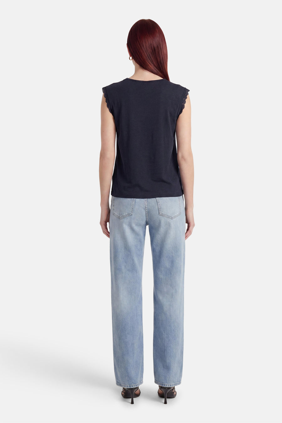 Blauw T-shirt met korte mouwen van JDY, met kanten details aan de mouwen, van achteren gezien, gecombineerd met lichtblauwe jeans en zwarte hakken.