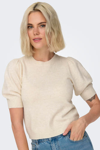 T-shirt blanc avec col rond d'ONLY, avec des manches bouffantes et un jeans bleu clair.