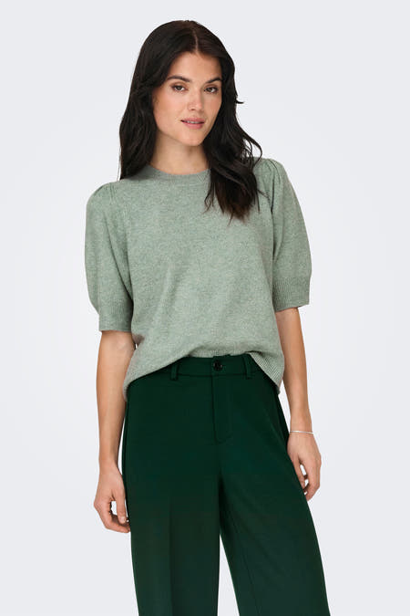 Pull vert avec col rond de ONLY, avec manches courtes bouffantes et assorti à un pantalon vert foncé.