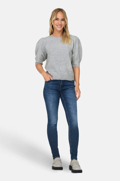 Sweat-shirt gris à col rond ONLY, avec des manches bouffantes, associé à des jeans foncés et des loafers gris.