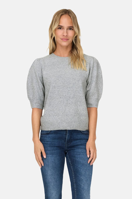 Sweat-shirt gris à col rond de ONLY, associé à des manches bouffantes et des jeans bleus.