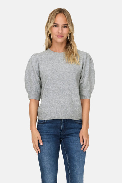 Sweat-shirt gris à col rond de ONLY, associé à des manches bouffantes et des jeans bleus.