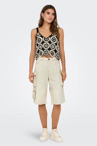 Ecrukleurige short van ONLY, met cargo zakken en gecombineerd met een gehaakte top en hoge sneakers.