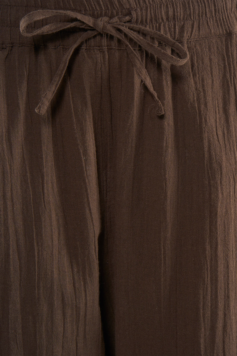 Pantalon marron ONLY avec cordon de serrage noué et texture légèrement froissée.
