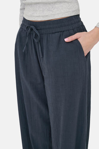 Pantalon bleu d'ONLY avec cordon de serrage et poche pour les mains, combiné avec un haut gris.