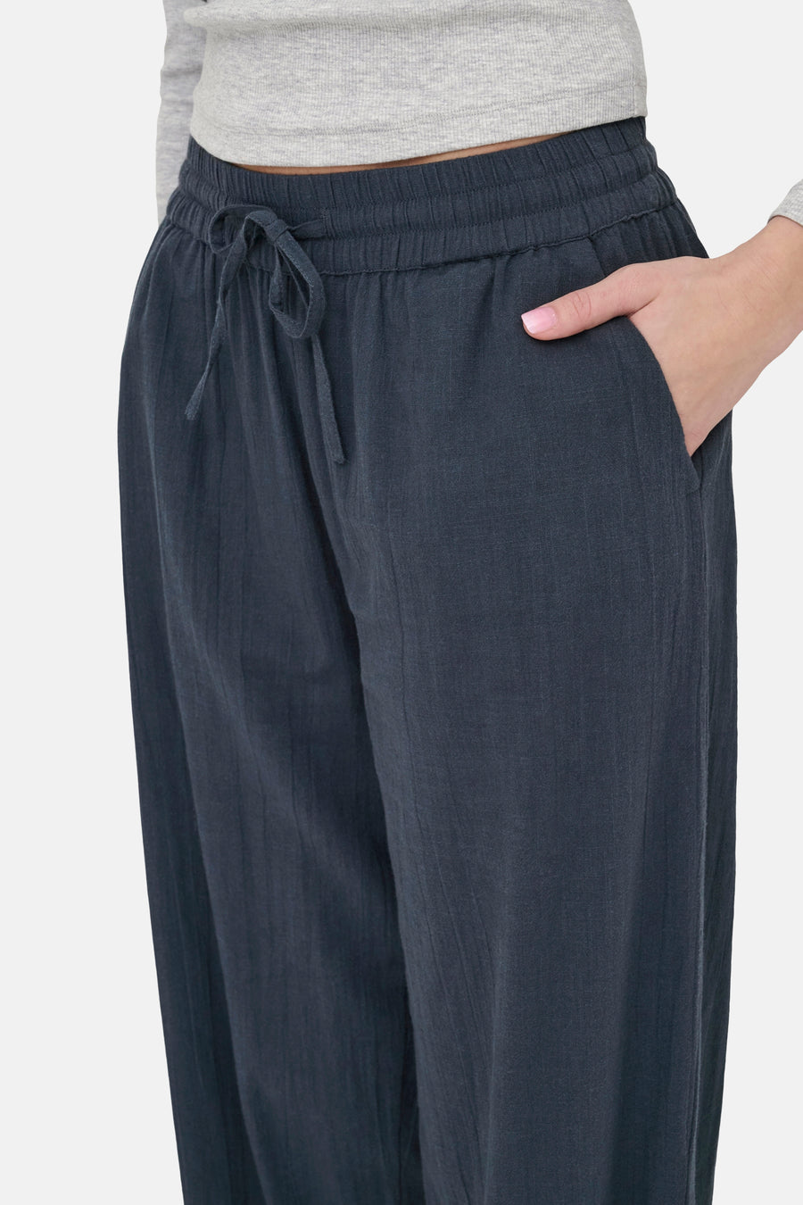 Pantalon bleu d'ONLY avec cordon de serrage et poche pour les mains, combiné avec un haut gris.