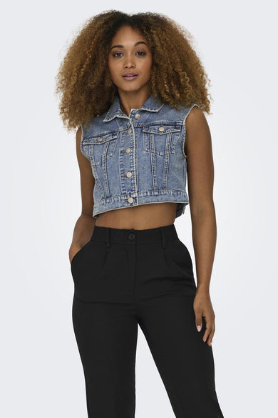 Veste en denim bleu moyen de ONLY®, avec boutons et poches, portée avec un pantalon noir, vue de face