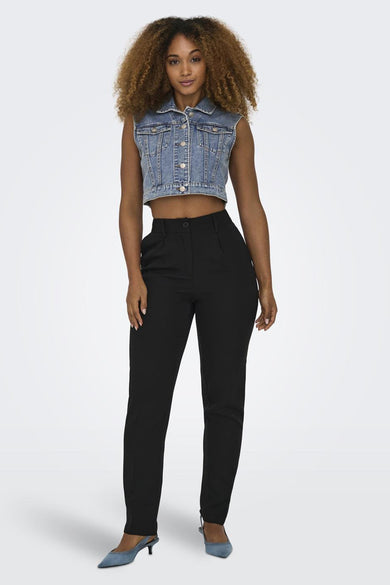 Veste en denim bleu moyen de ONLY®, avec boutons et poches, portée avec un pantalon noir et des talons bleus, vue de face