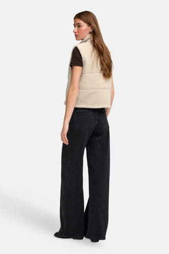 Doudoune sans manches crème en laine de mouton, de la marque ONLY®, avec col arrondi et panneaux rembourrés, vue de dos sur un mannequin portant un jean foncé.