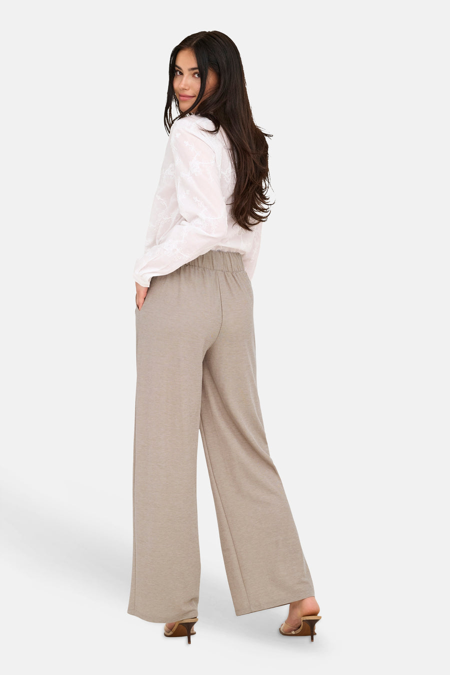 Pantalon beige chiné de JDY avec une taille élastique et des jambes larges, porté par un mannequin.