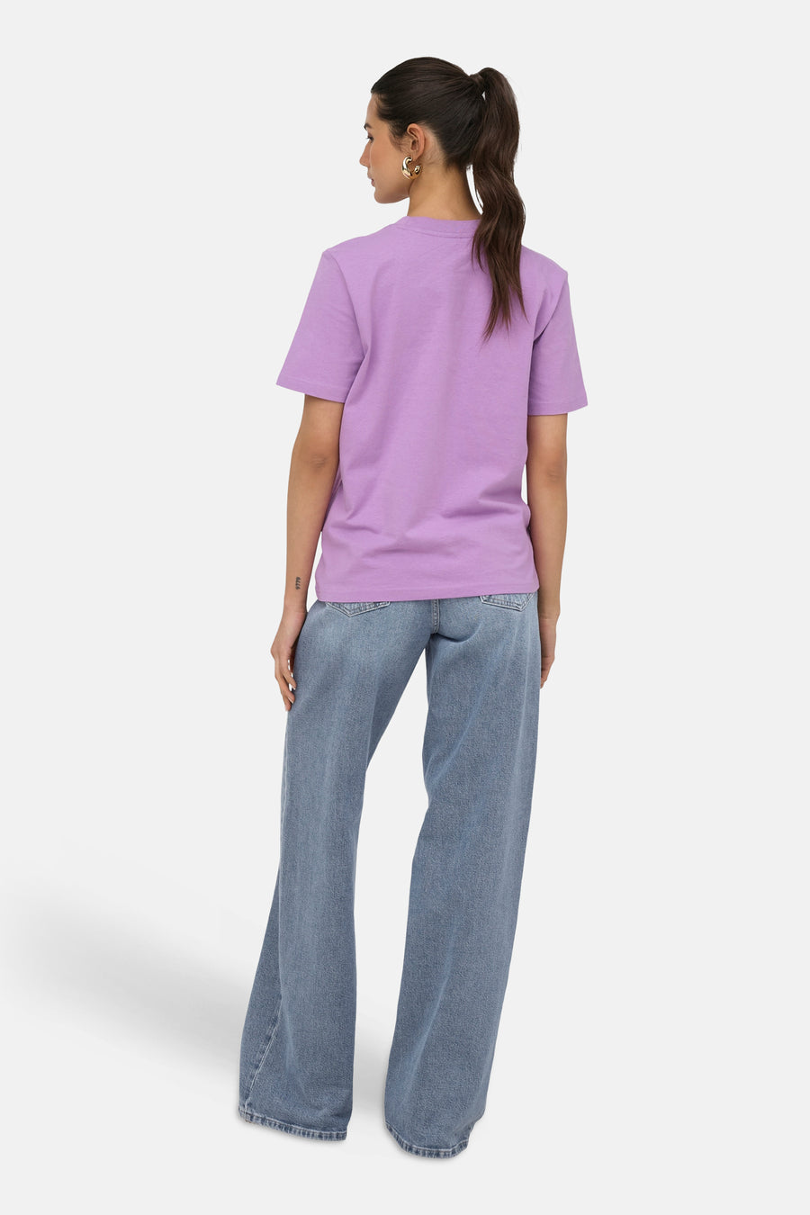 T-shirt violet de ONLY® à manches courtes et coupe décontractée, vu de dos.