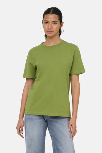 T-shirt vert de ONLY® à col rond, porté par un mannequin avec un jean clair et des boucles d'oreilles argentées.