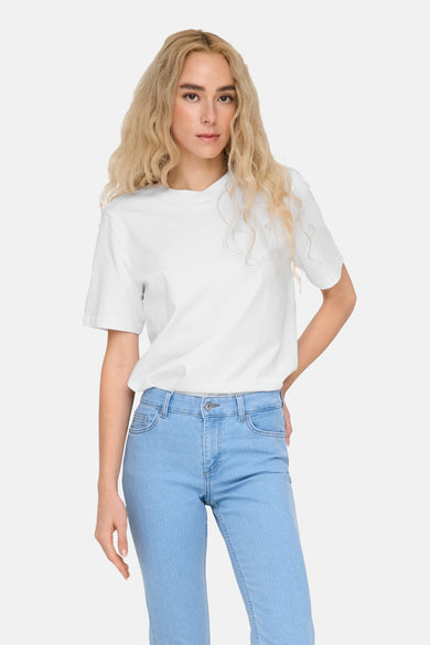 T-shirt blanc à manches courtes d'ONLY, version courte avec des cheveux blonds et une partie du visage visibles.