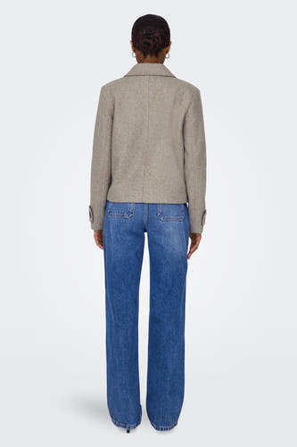 Manteau court beige de ONLY, vu de de l'arrière, combiné avec un jean bleu.