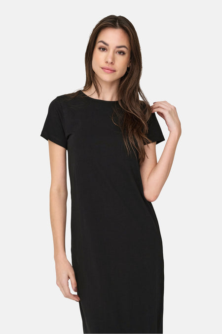 Robe noire à manches courtes de JDY, portée par un modèle aux cheveux défaits.